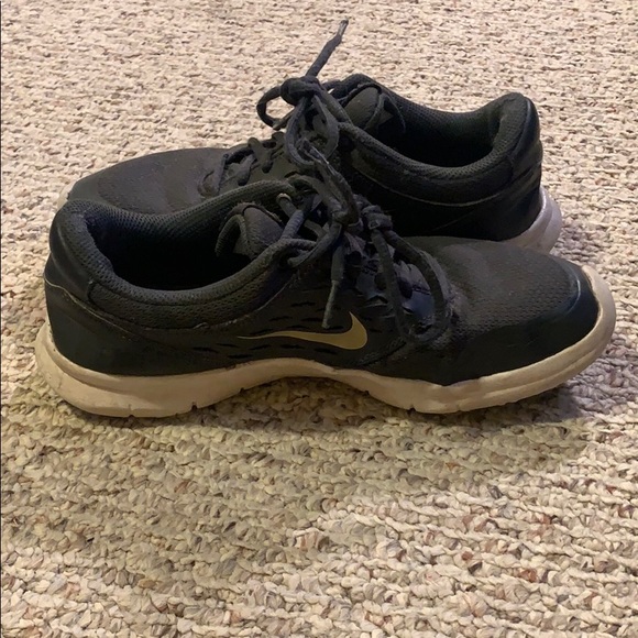 Nike tennis shoes - Picture 2 of 3